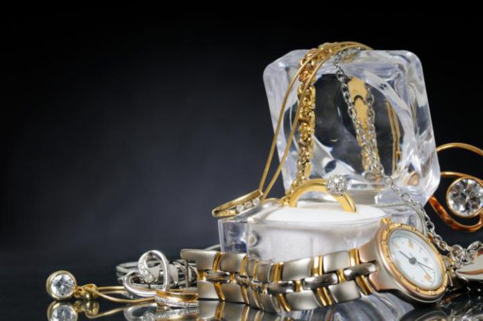 טבעת עם חריטה כמו יוליוס קיסר...